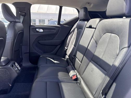2025 Volvo XC40 B5 Ultra Dark Theme