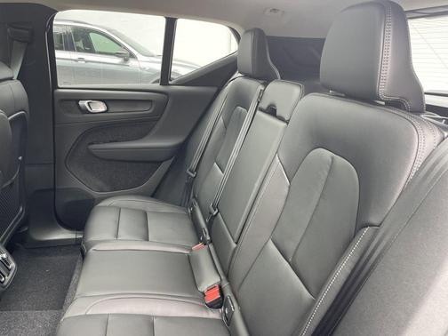 2025 Volvo XC40 B5 Core Bright Theme