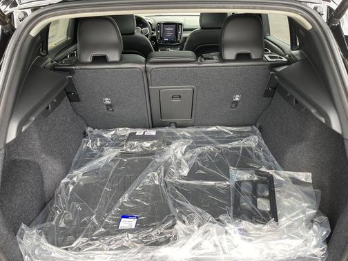 2025 Volvo XC40 B5 Core Bright Theme