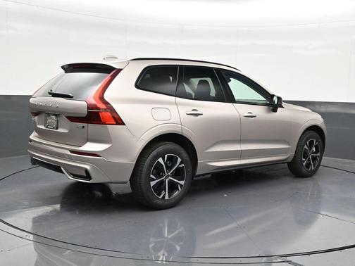 Bright 2026 Volvo XC60 B5 Core