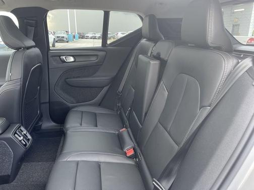 2025 Volvo XC40 B5 Core Bright Theme
