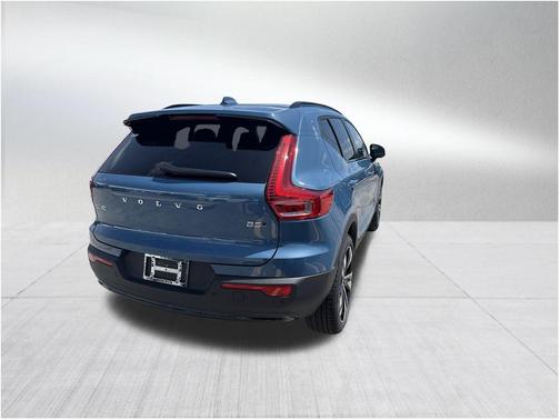 2025 Volvo XC40 B5 Plus Dark Theme