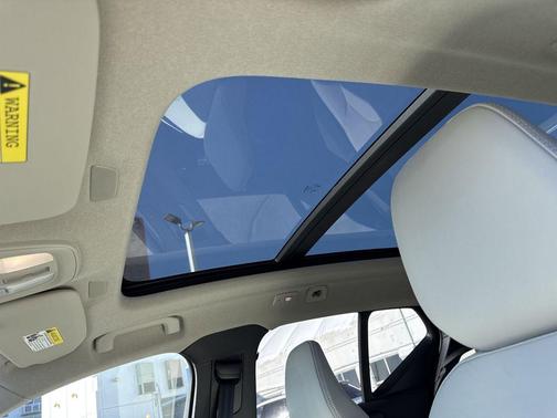 2025 Volvo XC40 B5 Ultra Bright Theme