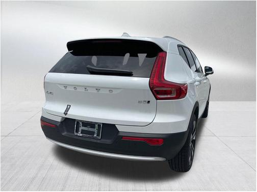 2025 Volvo XC40 B5 Ultra Bright Theme