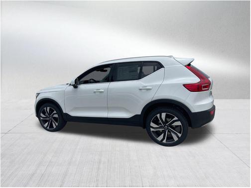 2025 Volvo XC40 B5 Ultra Bright Theme