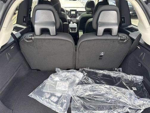 2025 Volvo XC90 B5 Plus 6-Seater