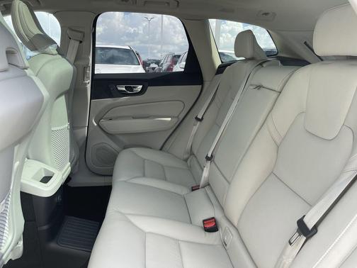2025 Volvo XC60 Plug-In Hybrid T8 Plus