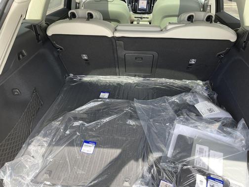 2025 Volvo XC60 Plug-In Hybrid T8 Plus