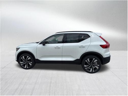 2025 Volvo XC40 B5 Plus Dark Theme