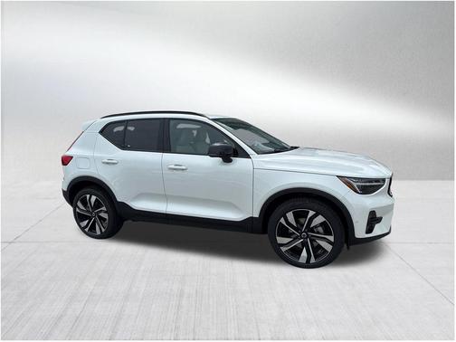 2025 Volvo XC40 B5 Plus Dark Theme