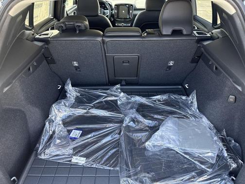 2025 Volvo XC40 B5 Plus Dark Theme