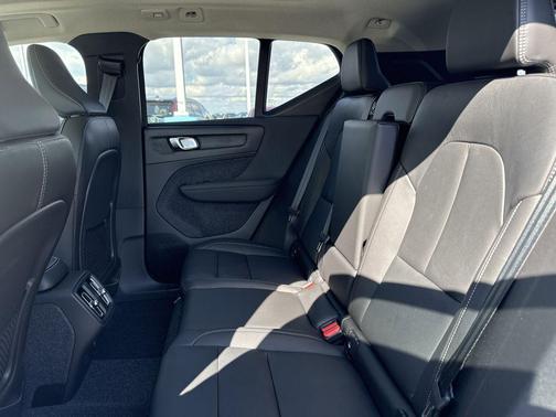 2025 Volvo XC40 B5 Plus Dark Theme