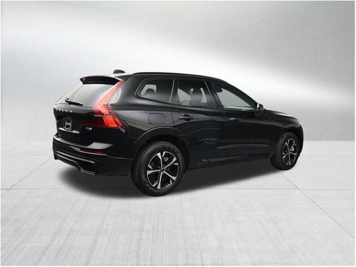 Onyx Black Metallic 2026 Volvo XC60 Plug-In Hybrid T8 Core