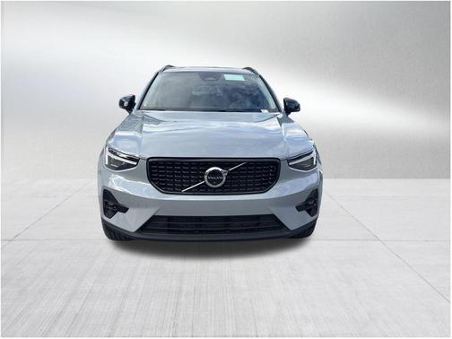 2026 Volvo XC40 B4 Plus