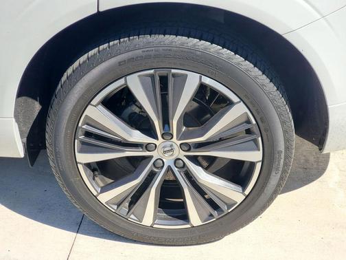2022 Volvo XC60 B5 Momentum