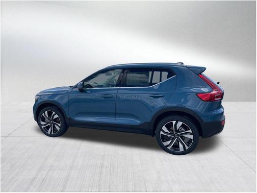 2025 Volvo XC40 B5 Plus Bright Theme