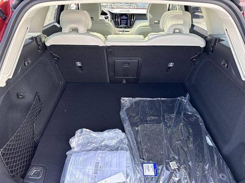 2025 Volvo XC60 Plug-In Hybrid T8 Plus