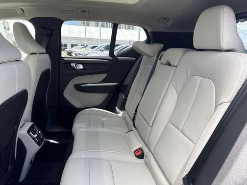 2025 Volvo XC40 B5 Plus Dark Theme