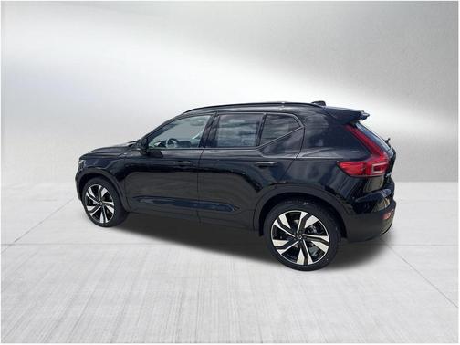 2025 Volvo XC40 B5 Plus Dark Theme
