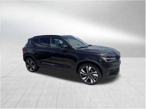 2025 Volvo XC40 B5 Plus Dark Theme