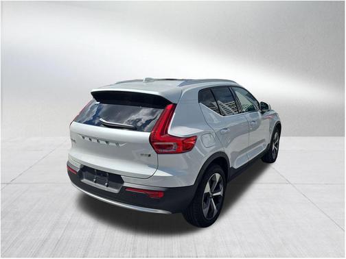 2024 Volvo XC40 B5 Plus Bright Theme