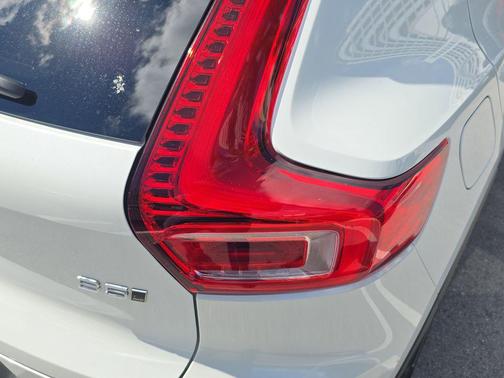 2024 Volvo XC40 B5 Plus Bright Theme