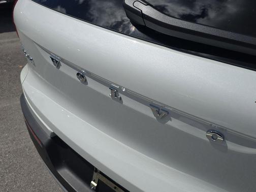 2024 Volvo XC40 B5 Plus Bright Theme