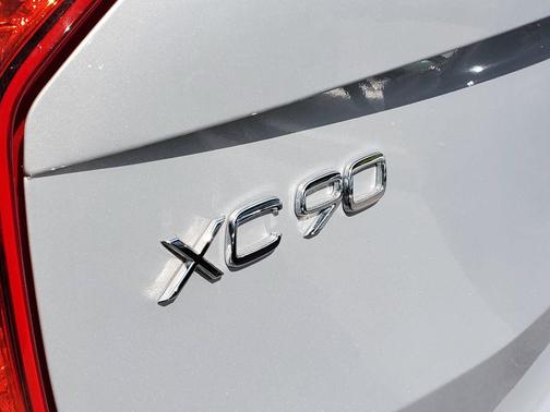 2023 Volvo XC90 B5 Plus