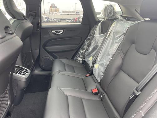 2025 Volvo XC60 B5 Ultra