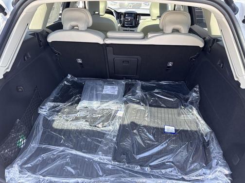 2025 Volvo XC60 Plug-In Hybrid T8 Plus