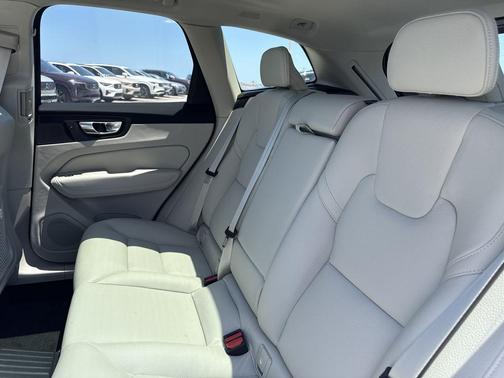 2025 Volvo XC60 Plug-In Hybrid T8 Plus