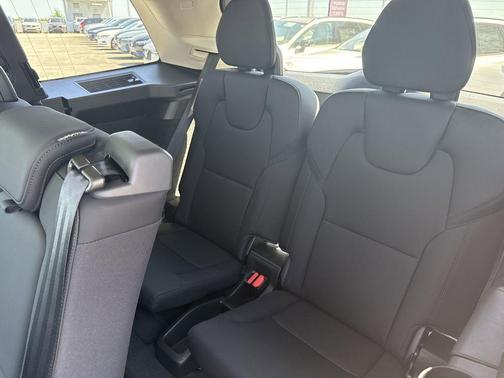 2025 Volvo XC90 B6 Core