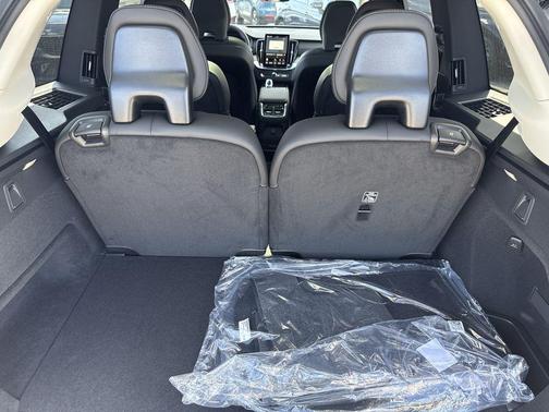 2025 Volvo XC90 Plug-In Hybrid T8 Ultra 6-Seater