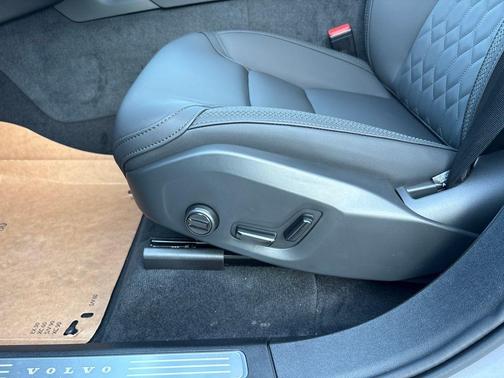 Bright 2026 Volvo XC90 B5 Core