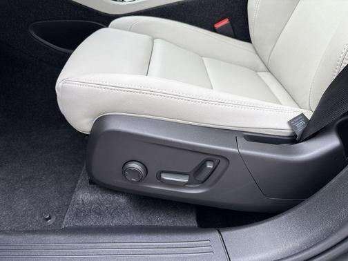 2026 Volvo XC40 B4 Plus