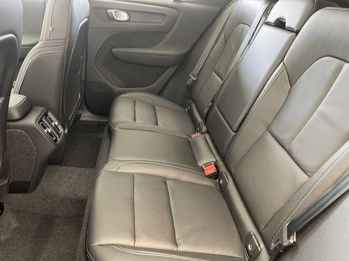 2024 Volvo XC40 B5 Ultimate Dark Theme