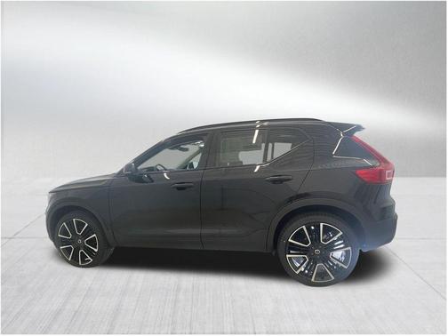 2024 Volvo XC40 B5 Ultimate Dark Theme