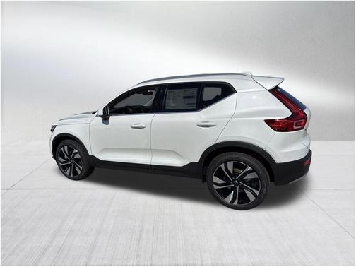 2025 Volvo XC40 B5 Ultra Bright Theme