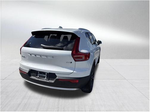 2025 Volvo XC40 B5 Ultra Bright Theme