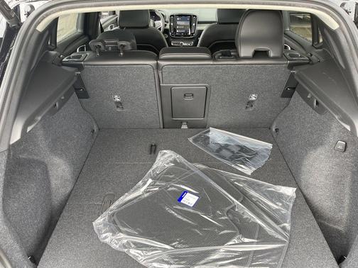2025 Volvo XC40 B5 Plus Bright Theme