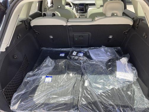 2025 Volvo XC60 Plug-In Hybrid T8 Plus