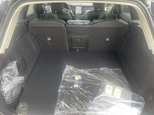 2025 Volvo XC60 Plug-In Hybrid T8 Plus