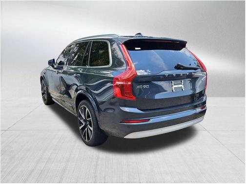 2022 Volvo XC90 T6 Momentum 7 Passenger