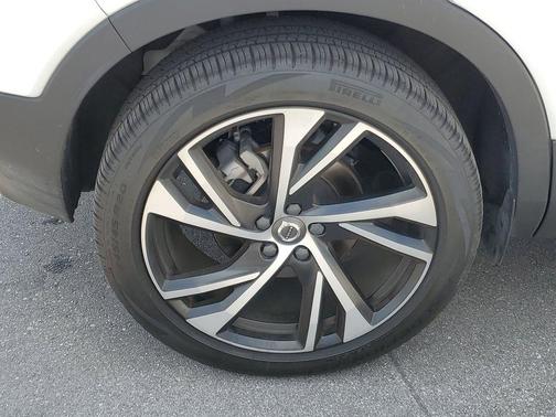 2022 Volvo XC40 T5 R-Design