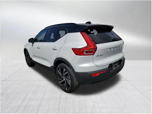 2022 Volvo XC40 T5 R-Design