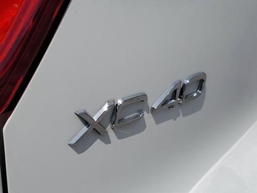 2022 Volvo XC40 T5 R-Design