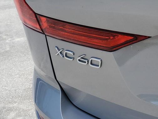 2023 Volvo XC60 B5 Plus Dark Theme