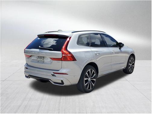 2023 Volvo XC60 B5 Plus Dark Theme