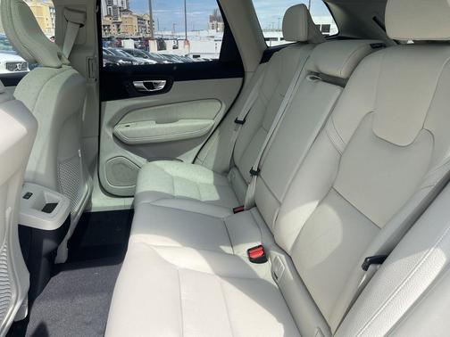 2025 Volvo XC60 B5 Plus