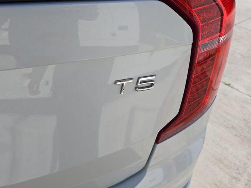 2019 Volvo XC90 T5 Momentum